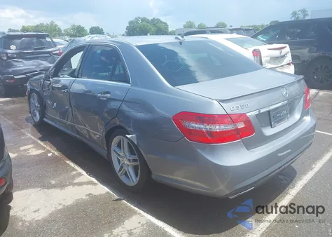 2013 Mercedes-Benz E 350 z USA, uszkodzony, nr VIN WDDHF5KB8DA701517